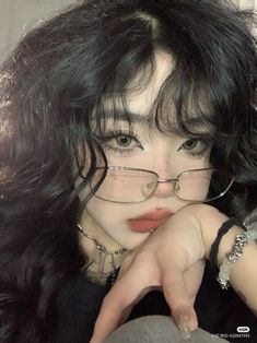 Torso Poses Female, Short Layered Ginger Hair, 일본 패션, Cute Makeup Looks, Aesthetic People, Asian Makeup, Pretty Makeup, Cute Makeup