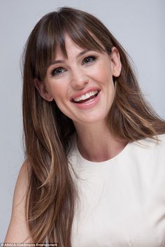 Natural beauty: Jennifer showcased her striking features with pretty pastel make-up as she chatted at the Draft Day junket Jennifer Garner Hair Bangs, Jennifer Garner Bangs, Female Celebrities, Brown Blonde Hair, Natural Beauty Tips, Girls Hair