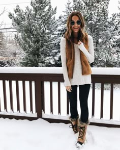 Joelle Fletcher, Cabin Outfit, Lauren Kay Sims, Snow Bird, Mom Clothes, Winter Boots Outfits, Colorado Outfits, Jessie James Decker