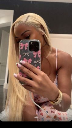 Blonde side part Jayda Blonde Hair, Straight Hairstyles Blonde, Side Part Blonde Wig Black Women, Side Part Hairstyles Wig, Blonde Side Part Black Women, Side Part Blonde Wig, Side Part Highlights, Jayda Wayda Aesthetic