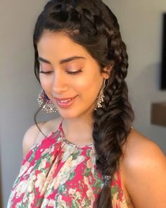 Indian Hairstyles Braid, Lehenga Hairstyles, Jhanvi Kapoor, Saree Hairstyles, Engagement Hairstyles, Easy Hairstyles For Medium Hair, Ethnic Hairstyles, Front Hair Styles, Hair And Beauty