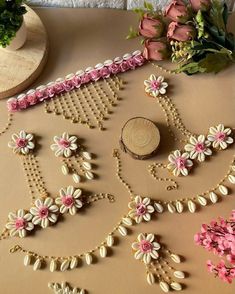 Jewellery Hack, Haldi Dress, Cowrie Shell Jewelry, Matha Patti, Hand Harness, Necklace Set With Earrings