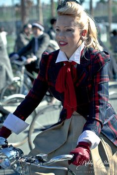 .La Tweed Ride Madrid . Pin Up Costume, French Outfits, So British, Sleeves Designs For Dresses, Motorcycle Girl