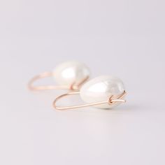 These Ceramic Pearl Earrings make a statement with their elegant, teardrop dangle and luxurious gold filled finish. Perfect for adding a touch of sophistication and class to an everyday look, they'll become your new go-to accessory. Dare to be bold and stylish!• Sold in pairs• Available in: High Quality Solid 925 Sterling Silver, Gold filled 12K and Rose gold filled 12K• Pearl drop size: 2cm x 1.5cm• Wire Thickness - 1mm (18gauge)• Length of the earrings: 3cm Everyday Minimalist Pearl Drop Teardrop Earrings, Minimalist Teardrop Earrings For Party, Elegant Teardrop 14k Gold Filled Earrings, Minimalist Pearl Drop Teardrop Earrings, Pearl Drop Teardrop Pendant Earrings As Gift, Gift Pearl Drop Teardrop Pendant Earrings, Pearl Drop Teardrop Pendant Earrings For Gift, Gold Teardrop Pearl Drop Earrings For Everyday, Everyday Teardrop Pearl Drop Earrings