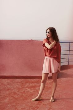 This color palette. Camila Morrone, Looks Street Style, Pink Wall, Fashion Line, Effortless Chic, Fashion Vintage, Looks Style, Toddler Fashion, Model Poses