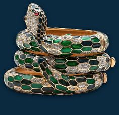 Lot of 3 antique Judith Leiber fantasy bracelets in gilded metal in the form of a snake, the scales alternating with green enamel and rhinestones. Signed. With dust bag. Diameter: 5.60cm Bracelets Vintage, Judith Leiber, Green Enamel, Metal Bracelets, Charm Bracelets, Vintage Metal, Vintage Gold, Favorite Jewelry, Cuff Bracelets