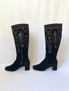 1967 iconic Charles Jourdan black velvet boots with gold lamè floral embroidery.  Size IT38 Sole: Heel: Shaft length: Calf:  Great vintage conditions. Black Velvet Boots, 70s Boots, Charles Jourdan, Velvet Boots, Gold Lame, Black Suede Heels, Carrie Bradshaw, Wardrobe Style, Suede Heels