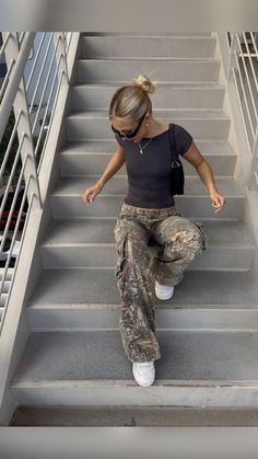 Camo Pants Outfit With Boots, Cute And Simple Fall Outfits, Dispensary Outfits, Fall Day Drinking Outfit, Cute Inspo Outfits, Fashion Inspo 2024, Over Tshirt Outfit, Levi Pants Outfit, Canvas Pants Outfit