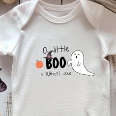 Make this Halloween special. Cute baby bodysuit. We have a different sizes available. The fabric is 100% cotton. Cute Cotton Halloween Bodysuit, Cute Cotton Halloween Onesie, Cute White Halloween Onesie, Cute White Bodysuit For Halloween, Halloween Bodysuit, Newborn Bodysuit, Halloween Baby, Gift Newborn, Baby Halloween