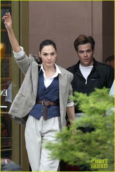 [LMH] Gal Gadot Wonder Woman Outfit, Wonder Woman 1984, Casual Chic Outfits, Gal Gadot Wonder Woman, Chris Pine, Professional Fashion, Gal Gadot, Work Wardrobe, Formal Outfit