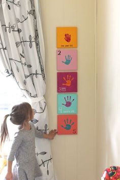 Uppfostra Barn, Hand Print Art, Idee Babyshower, Baby Art Projects, Hand Prints, Birthday Crafts, Baby Memories