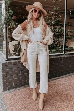 Start Of Fall Boot Outfit Idea - 30 Trendy Woman Fall Outfit Ideas - Lets grab the best fall outfit ideas to keep us warm and looking good at the same time, these fall fashion trends comes with boots and sweater for a cozy warm style Soft Rock Outfits For Women, Midsize Engagement Party Outfit, September Picnic Outfit, Womens Fashion For Fall, Snappy Casual Outfits Summer, Fall Desert Outfit Ideas, Casual Esthetician Outfit, Midsize Fashion Classy, Statement Wardrobe Pieces