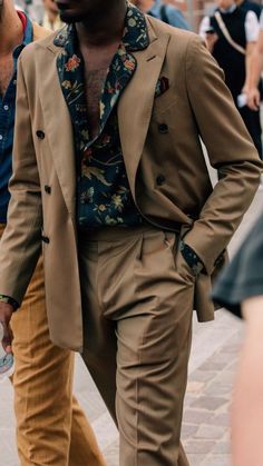 Man is wearing a dark green floral shirt with a brown double breasted suit. Brown Suit Outfit, Elegant Men Outfits, Mens Brown Suit, Brown Suits For Men, Show Dress, Brown Suit, Suit Outfit, Guest Attire, Brown Suits