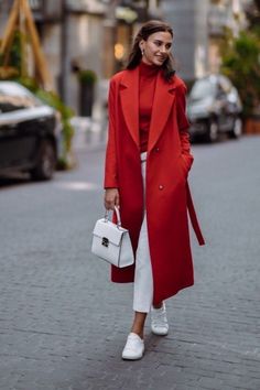 Red Coat Outfit, Chique Outfit, Red Coat, Colourful Outfits, Fashion Mode, Mode Inspiration, White Pants