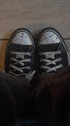 Things To Draw On Converse Grunge, What To Draw On Converse, Drawing On Converse Grunge, Converse Designs Diy, Doodles On Shoes, Drawn On Shoes, Converse Decorated