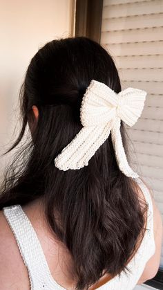 Accesorio para el Pelo Greco (in english below) Este adorable patrón de moño tejido en crochet, llamado "Greco", está inspirado en mi perrito Greco, tan cute y adorable como este accesorio. Es perfecto para cualquier persona que quiera añadir un toque de encanto a su look. El patrón está diseñado para que todos, desde principiantes hasta expertos, puedan realizarlo con facilidad. Tejido con Lanas Gayfil de algodón premium y con una aguja de crochet de 4mm. Este patrón es perfecto para quienes de Design Awards, Hair Accessory, Hair Bow, Beauty Book, Bathing Beauties, Hair Accessories, Electronic Accessories, Craft Supplies, Purses And Bags