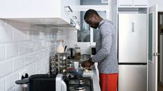 Athletic man preparing food in kitchen High Calorie Breakfast, High Intensity Cardio, Popular Diets, Maintain Weight, Fiber Rich Foods, Water Weight, Popular Workouts, After Workout, Workout Regimen