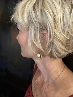 a beautiful short textued hairdo! Angled Hair, Short Sassy Haircuts, Medium Hair Styles For Women, Choppy Bob Hairstyles, Messy Short Hair, Hairdos For Short Hair, Bob Hairstyles For Fine Hair