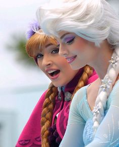 anna elsa frozen Anna And Elsa Costumes, Princesses Makeup, Princess Poses, Elsa Makeup, Elsa Face, Disney Princess Makeup, Frozen Cosplay, Frozen Face, Disney Princess Cosplay