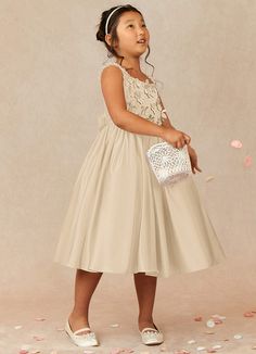 Your flower girl will look pretty like a princess in Midge, our floral tulle Ball-Gown dress. She features a lace bodice and straps adorned with 3D flowers. Bridesmaid Tutu Dress With Lace Bodice, Sleeveless Bridesmaid Princess Dress With Lace Trim, Spring First Communion Dress With Lace Bodice For Pageant, First Communion Dress With Lace Bodice For Spring Pageant, Sleeveless Lace Tutu Dress For Bridesmaids, Lace Sleeveless Tutu Dress For Bridesmaids, Lace Sleeveless Tutu Bridesmaid Dress, Bridesmaid Princess Dress With Lace Bodice, Cream Sleeveless Princess Dress For First Communion