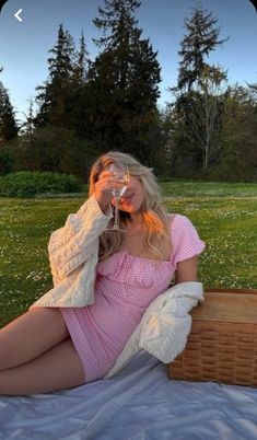 Spring Picture Ideas, Outer Banks Outfits, Girl Tribe, Green Girl, Fire Fits, Instagram Pose, Feminine Aesthetic, Summer Pictures, Girly Outfits