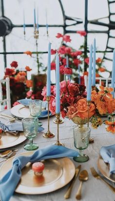 Maximalist Wedding Table Decor, Red Orange Pink Blue Wedding, Vibrant Wedding Table Decor, Blue Wedding Colour Scheme, Event Color Schemes, Red Orange Blue Wedding, Wedding Blue Orange, Unique Floral Centerpieces, Blue And Orange Table Setting