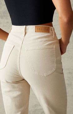 PacSun brings ultimate comfort to your everyday style with their new Beige Curve Straight Leg Jeans. These classic high-rise jeans feature a stretchy fabrication for the perfect fit and a straight leg with extra room through the hip and thigh. Cream Jeans Outfit, Makeup Wardrobe, Straight Jeans Outfit, Modern Jeans, Cowboy Jeans, Cream Jeans, Beige Jeans, Cream Pants, Fashion Goals