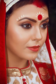 Bride Makeup Eyes, Kohl Eyes, Indian Makeup Looks, Indian Wedding Makeup, Bengali Bridal Makeup, Indian Bridal Photos, Bengali Bride, Berry Lips