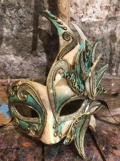 Antifaz elegante pintado con colores plateados y decorado con formas de pétalos Máscara de carnaval veneciana hecha a mano - Etsy Argentina Venetian Carnival Masks, Venetian Carnival, Carnival Mask, Mask Painting, Costume Masks, Carnival Masks, Costume Mask, Eye Mask, Silver Color