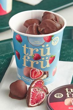 TruFru frozen strawberries covered in chocolate in a cup. Fruit Fast, Frozen Snack, Strawberry Flavor, Summer Snacks, Yummy Comfort Food, Sweet Snacks Recipes, Delicious Snacks Recipes, Frozen Fruit, Covered Strawberries