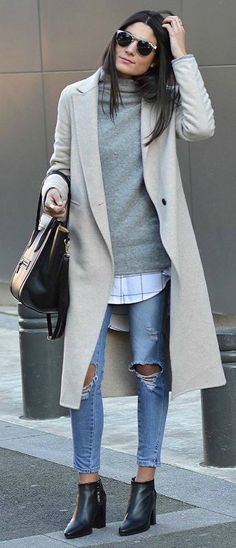 Federica L. + casual style here + pair of heavily distressed denim jeans + oversized printed blouse + gorgeous cashmere sweater Outfit: Zara. Nadine Outfits, Cashmere Sweater Outfit, Mantel Outfit, Minimalist Moda, Winter Styling, Fall Fashion Coats, Looks Jeans, White Dress Pants, Mode Tips