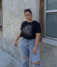 Outfit Inspo With Graphic Tees, Clothes Medium Size Women, Mid Size Back To School Outfits, Cute Basic Outfits Plus Size, Casual Jeans Outfit Midsize, Cute Outfits With Jeans Plus Size, Plus Mom Jeans Outfit, Spring Outfit Inspo Midsize, Spring 2023 Outfits Midsize