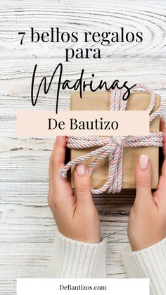 hands holding a wrapped present with the words 7 pelos regalos para madinas de bautizo