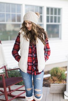 Outfits December, Puffer Vest Fashion, Puffer Vest Outfit, Casual Holiday Outfits, Plaid Shirt Outfits, Comfy Outfits Winter, Hunter Boot, White Puffer Vest, White Puffer