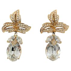 A spectacular pair of vintage Ciner leaf crystal earrings featuring enormous drop crystals. Vintage Condition: Very good without damage or noteworthy wear. Materials: Gold plated metal, glass crystal Signed: Ciner Fastening: Clip on Approximate Dimensions: 7cm A stunning pair of statement crystal earrings that ooze glamour and panache. Established in 2016, this is a British brand that is already making a name for itself in the jewellery world both at home and internationally. My business has bee Jennifer Gibson, Huge Crystal, Swirl Earrings, Hammered Gold, Vintage Jewels, Stunning Jewellery, Glass Crystal, Vintage Costume Jewelry, Vintage Jewellery