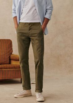 Tom Chinos - Navy - Organic Cotton - Octobre Éditions Men Kakis Pants Outfit, Mens Winery Outfit, Men Smart Casual Outfit Summer, Men Business Casual Outfits Work Attire, Chino Men, Chinos Men Outfit, Dad Outfits, Mens Chino, Green Chinos