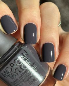 Unghie gel grigie Dark Grey Gel Nails, Dark Grey Gel Nails Short, Graphite Nails, Smoky Grey Nails, Gray Nails Ideas, Opi Dark Grey Nail Polish, Ongles Design, Gray Nails, Great Nails