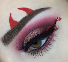 Devil Horn Makeup, Devil Eye Makeup Halloween, Half Angel Half Devil Makeup, Demon Eyeliner, Devil Eyeliner, Cute Devil Makeup, Devil Eye Makeup, Devil Costume Makeup, Devil Makeup Look