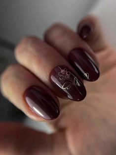 21+ Elegant Rose Gold and Burgundy Nails You'll Love! Rose Gold And Burgundy Nails, Burgundy And Rose Gold Nails, Gold And Burgundy Nails, Gold Burgundy Nails, Glittery French Tips, Simple Almond Nails, Rose Gold And Burgundy, Rose Gold Nails Design, Mauve Nails