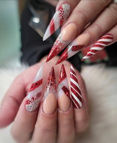 Christmas Acrylic Nails Stiletto, Christmas Stiletto Nails Winter, Christmas Nails Stilleto Shape, Stiletto Nails Christmas, Urban Nails, New Year Nails, Designer Nails, Summer Nails Beach, Sns Nails