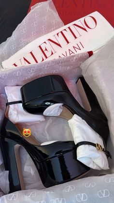 Valentino Heels Aesthetic, Valentino Heels Outfit, Elegant Shoes Heels, Designer Shoes Heels, Custom Shoes Diy, Hot Boots