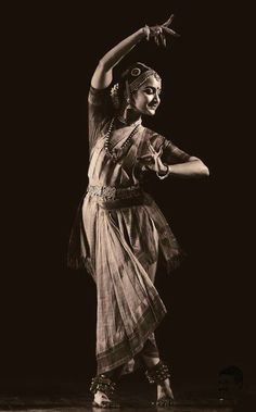 Dance Poses Bharatnatyam, Bharatanatyam Dance Poses, Bharthanatyam Poses Drawing, Classical Dance Poses Photography, Aesthetic Bharatnatyam, Bharatnatyam Aesthetic Poses, Bharatham Poses, Kuchipudi Aesthetic, Kuchipudi Dance Poses