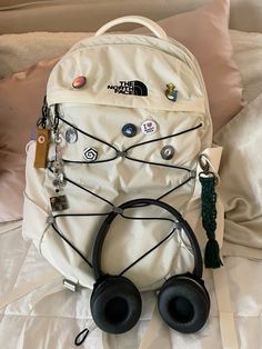 Reposting because the original got taken off my profile :/ Topi Vintage, North Face Bag, Stylish School Bags, My Backpack, School Bag Essentials, Backpack Essentials, Aesthetic Backpack, Inside My Bag, Fascinating Facts