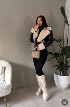 Curvy Elegant Outfit Winter, Buchifresa Outfits Winter, Winter Outfits Buchi Fresa, Glam Winter Outfits, Winter Clubbing Outfit Cold Weather, Beige Boot Outfit, Outfits Invierno Buchifresa, Buchifresa Outfits Invierno, Fall Buchi Fresa Outfits