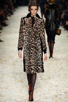 Tom Ford Fall 2015 Ready-to-Wear collection, runway looks, beauty, models, and reviews. Leopard Print Coat, Print Coat, Fall 2015, Fashion Mode, Look Chic, Tom Ford, Runway Fashion