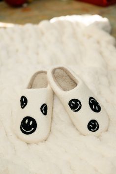 Chic Soul plus size clothing, black smiley face print slippers Slippers With Smiley Face, Smiley Cotton Slippers, Happy Face Slippers, Cute Plush Indoor Slippers, Smiley Face Slippers, Smiley Graphic, Stylish Fits, Slippers Black, Plush Fabric