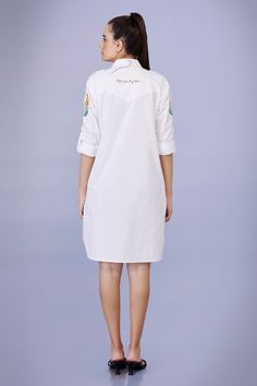 White cotton tunic with contrast floral embroidery. - Aza Fashions White Cotton Tunic With Floral Embroidery, Cotton Tunic With Embroidered Hem, Spring Cotton Tunic With Embroidered Hem, Cotton Embroidered Floral Straight Kurta Dress, Fitted Cotton Tunic With Floral Embroidery, Embroidered Cotton Shirt Dress For Summer, White Cotton Tunic With Resham Embroidery, Fitted Cotton Tunic Embroidered Dress, Fitted Embroidered Cotton Tunic Dress