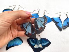 These Royal Blue Wings Earrings are perfect for anyone who loves butterflies! Handmade in boho style, these earrings feature lightweight and delicate light blue wings that create a whimsical and dreamy look. The watercolor effect adds a touch of magic to these earrings that make them perfect for everyday wear, as well as special occasions.Crafted with care and attention to detail, these butterfly earrings are made with high-quality materials to ensure their durability and longevity. They are lig Butterfly Wings Earrings, Silk Butterfly, Love Butterflies, Wings Earrings, Look Boho Chic, Boho Chique, Effect Light, Butterfly Wing Earrings, Blue Wings