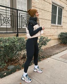 Winter Exercise Outfits Cold Weather, Gym Clothes Outfits Casual, Cozy Work Outfit Casual, Winter Runners Outfit, Casual Outfits Scandinavian, Hike Outfits Winter, Cute Winter Hiking Outfits For Women, Cali Outfits Fall, Women Causal Outfits Winter