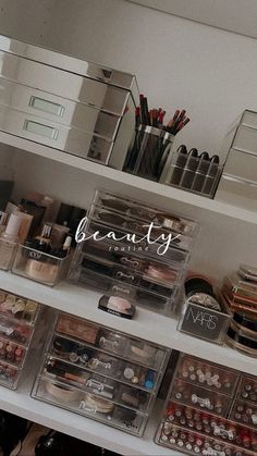 Make Up Organization Ideas, Room Decor Makeup, Makeup Storage Ideas, Rangement Makeup, Beauty Room Vanity, Alat Makeup, Makeup Room Decor, Deco Studio